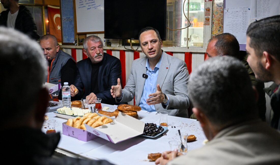 Bornova Belediye Başkanı Ömer Eşki, sabah saatlerinde EVKA-4 minibüs durağını