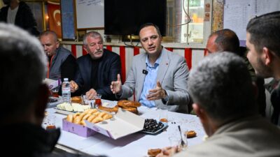 Bornova Belediye Başkanı Ömer Eşki, sabah saatlerinde EVKA-4 minibüs durağını