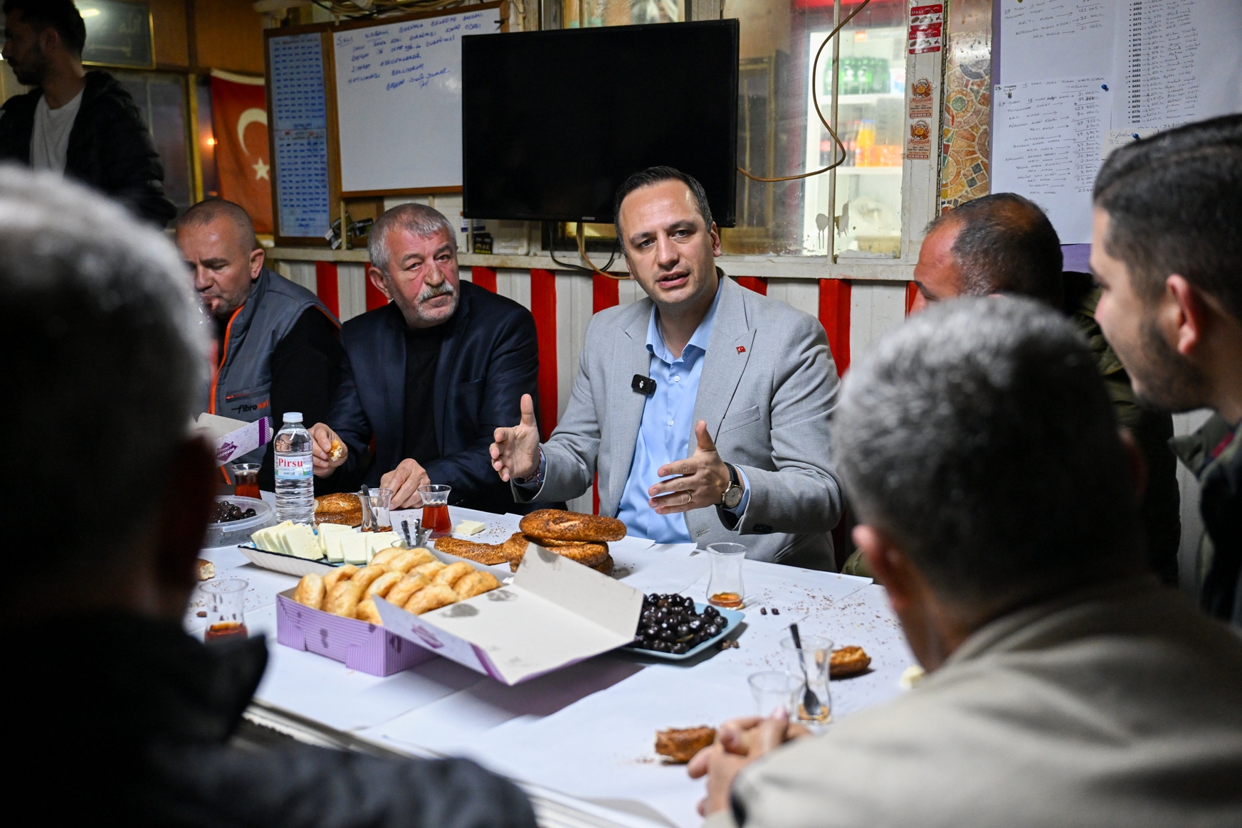 Günün ilk ışığında sahada: Başkan Eşki minibüsçülerle kahvaltıda buluştu