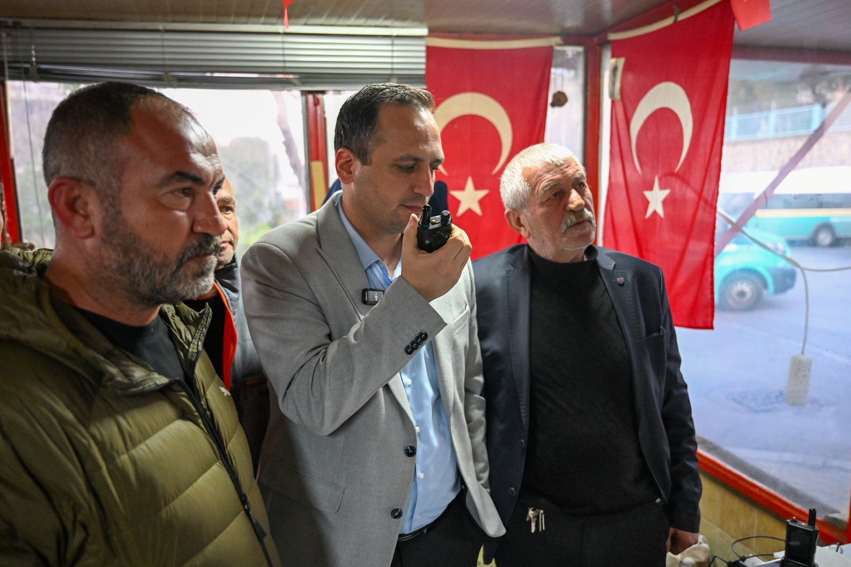 Günün ilk ışığında sahada: Başkan Eşki minibüsçülerle kahvaltıda buluştu