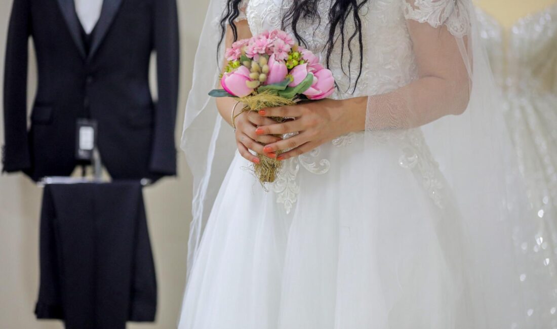 Evlilik hazırlığı yapan gençlere nefes aldıran projede; bağışlanan gelinlik, damatlık