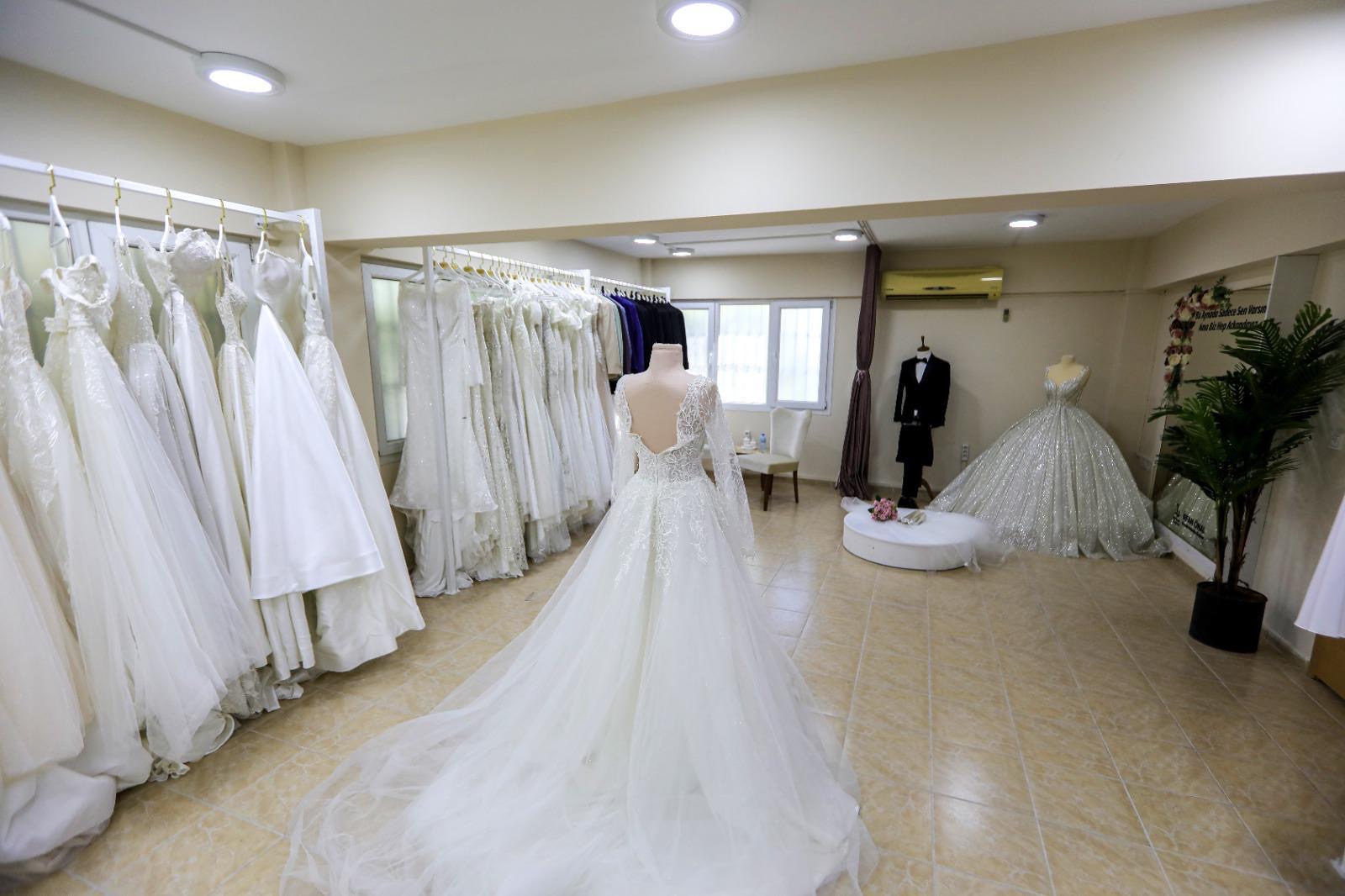 Bayraklı’da gelinlik ve damatlık evi: Mutluluğa uzanan dayanışma eli!