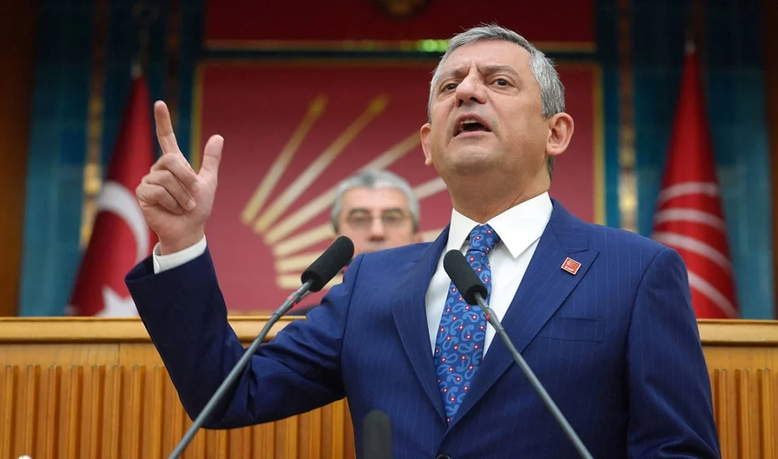 CHP lideri Özgür Özel, grup toplantısında maden işçileriyle kürsüye çıktı.