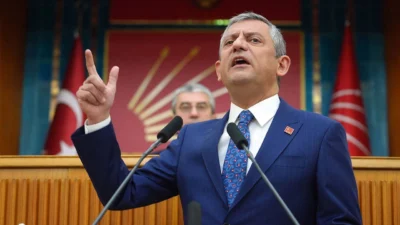 CHP lideri Özgür Özel, grup toplantısında maden işçileriyle kürsüye çıktı.