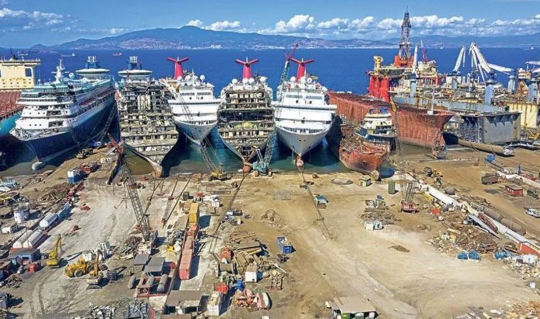 İzmir'in Aliağa ilçesinde bulunan gemi söküm tesislerinde söküm çalışmaları yürüten