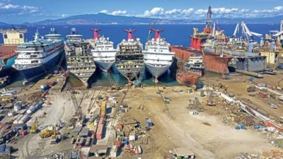 İzmir'in Aliağa ilçesinde bulunan gemi söküm tesislerinde söküm çalışmaları yürüten