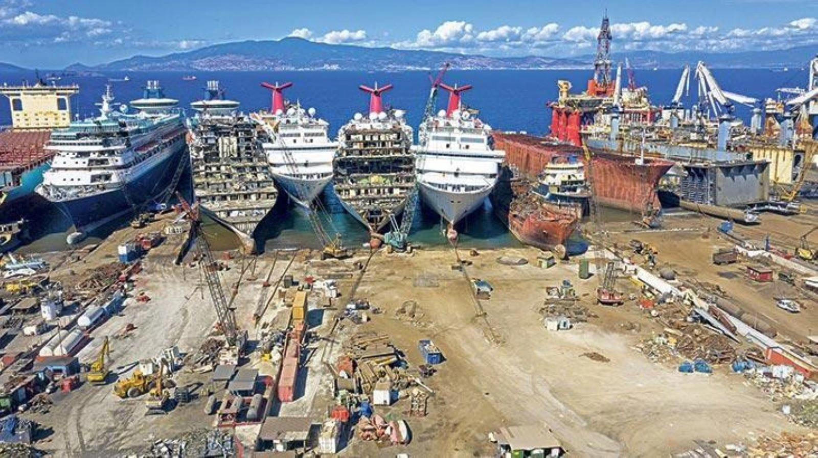 Aliağa’daki gemi söküm tesisinde kaza: Bir işçi hayatını kaybetti