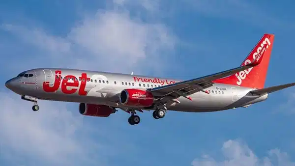 Antalya’dan Londra’ya giden Jet2 uçağında yolcular birbirine girdi. 

Pilotun Sofya