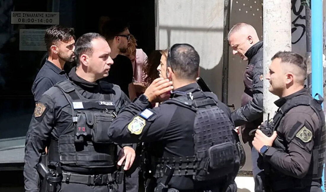 Yunanistan’ın başkenti Atina, peş peşe gelen silahlı saldırılarla kana bulandı.