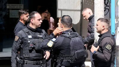 Yunanistan’ın başkenti Atina, peş peşe gelen silahlı saldırılarla kana bulandı.