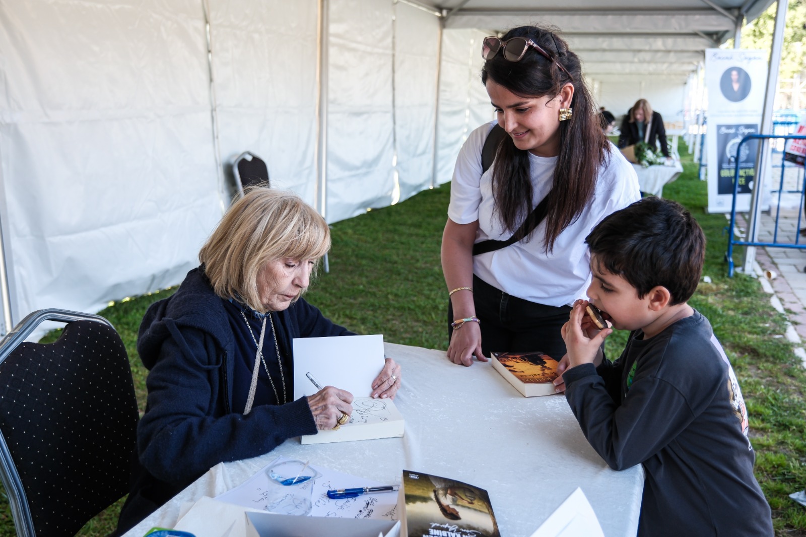 İzmirliler İZKİTAP’a akın etti: Askıda Kitap ve ücretsiz etkinliklere yoğun ilgi