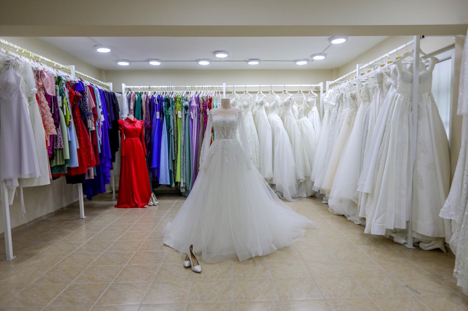 Bayraklı’da gelinlik ve damatlık evi: Mutluluğa uzanan dayanışma eli!