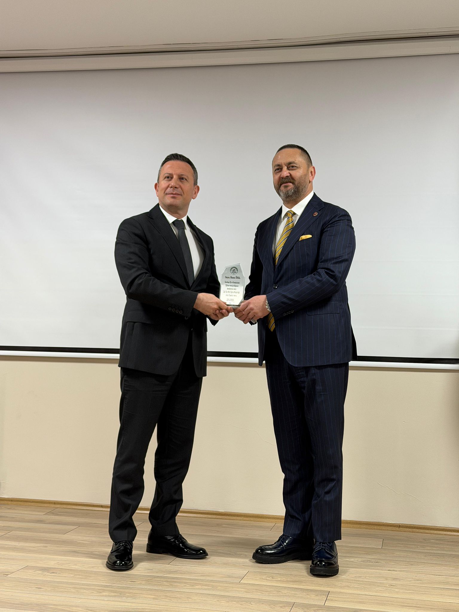 Hasan Ünal'dan Çiğli'de eğitime anlamlı destek: Annesinin adı okulda yaşayaca