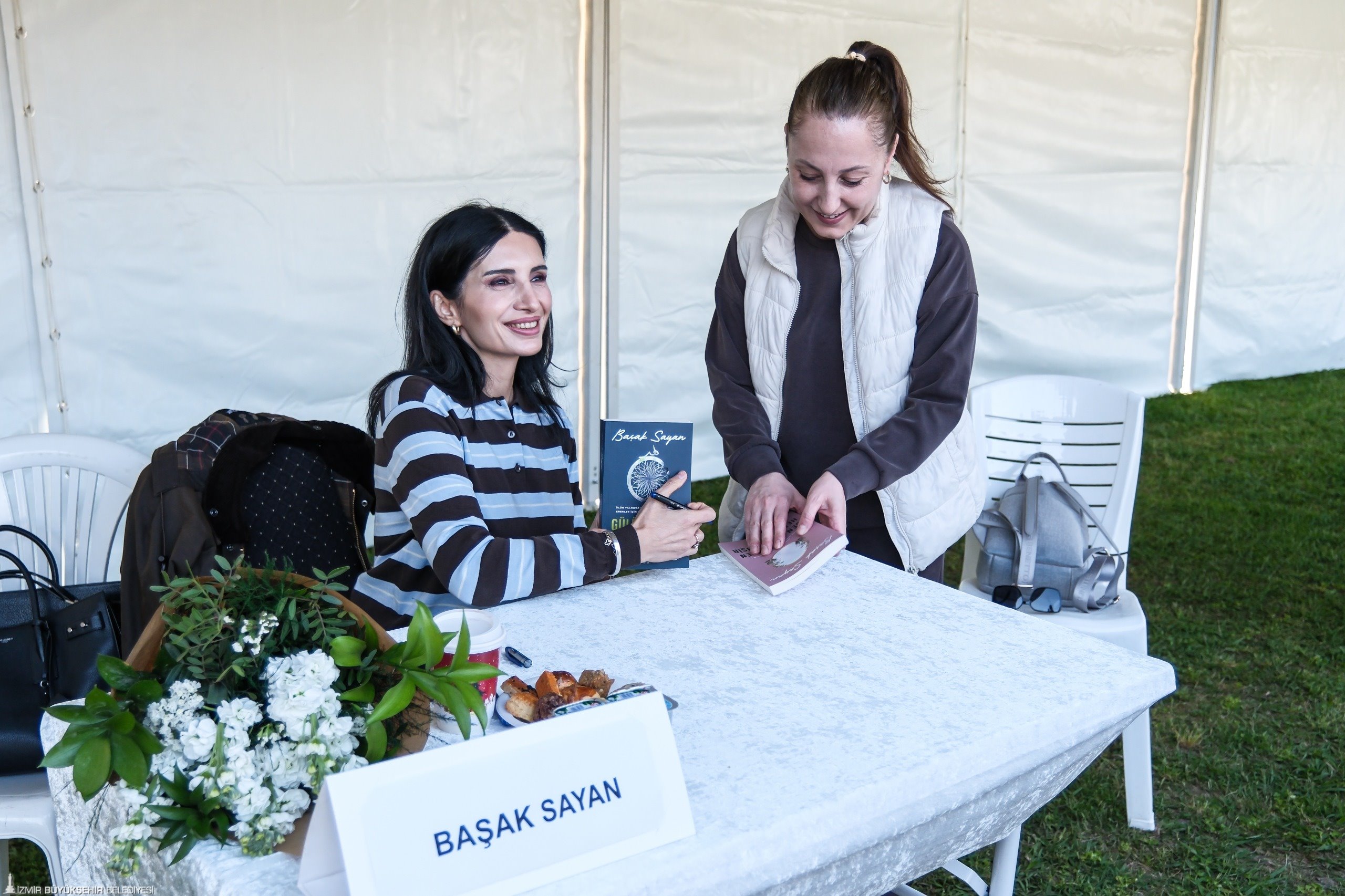 İzmirliler İZKİTAP’a akın etti: Askıda Kitap ve ücretsiz etkinliklere yoğun ilgi