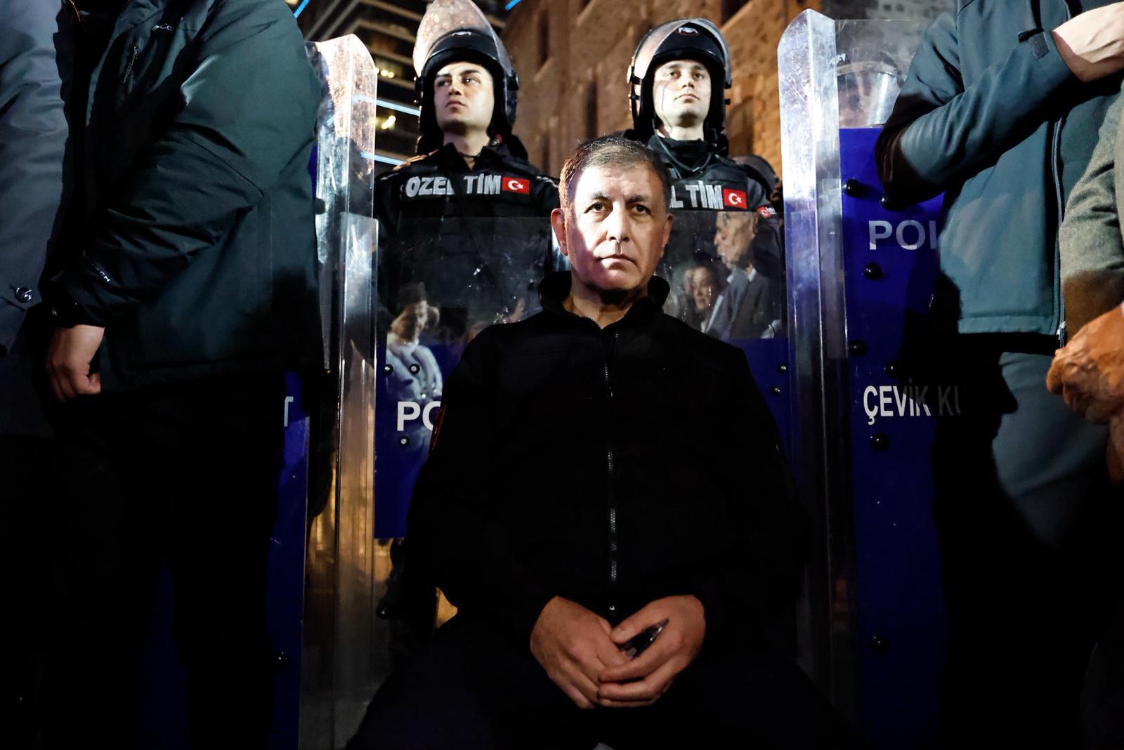 Cemil Tugay Meslek Fabrikası nöbetinde: “Bundan sonra 24 saat buradayım” 8 Cemil Tugay Meslek Fabrikası nöbetinde: “Bundan sonra 24 saat buradayım”