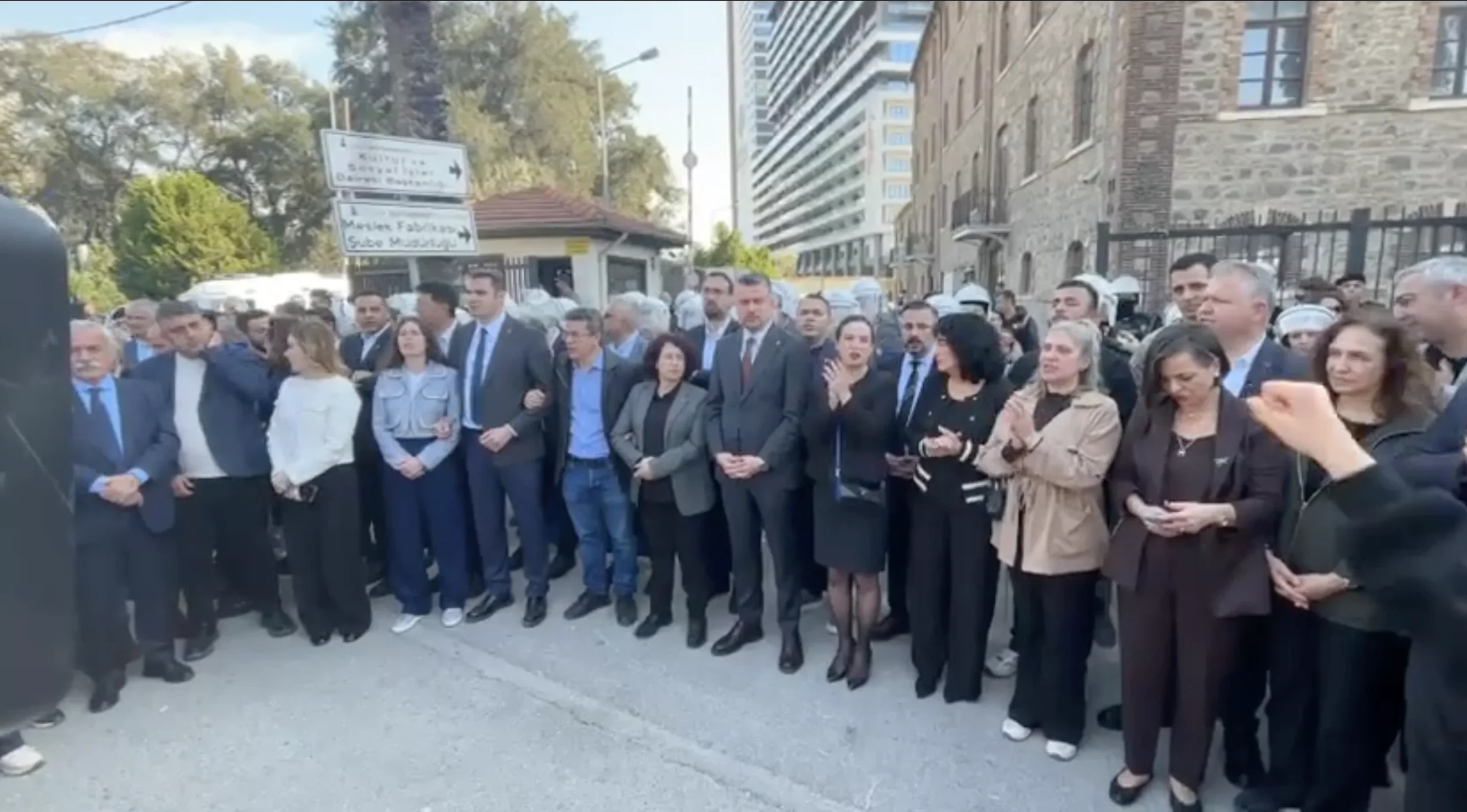 Meslek Fabrikası'nda dayanışma büyüyor: Başkanlardan barikat önüne çıkarma!