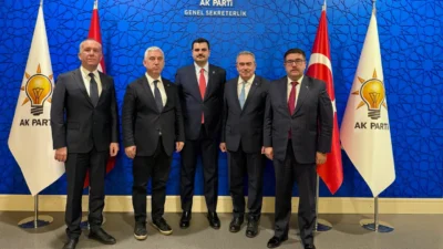 Cemil Tugay Meslek Fabrikası önünde polis kordonuyla boğuşurken, CHP'li Bergama