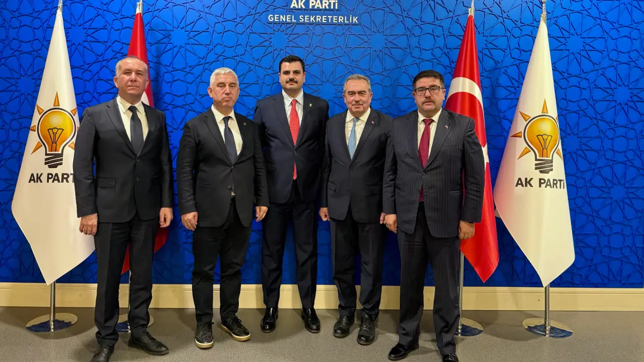 İzmir'de polis barikatı, Ankara'da ‘Bergama' masası: Siyasette baş döndüren tezat!