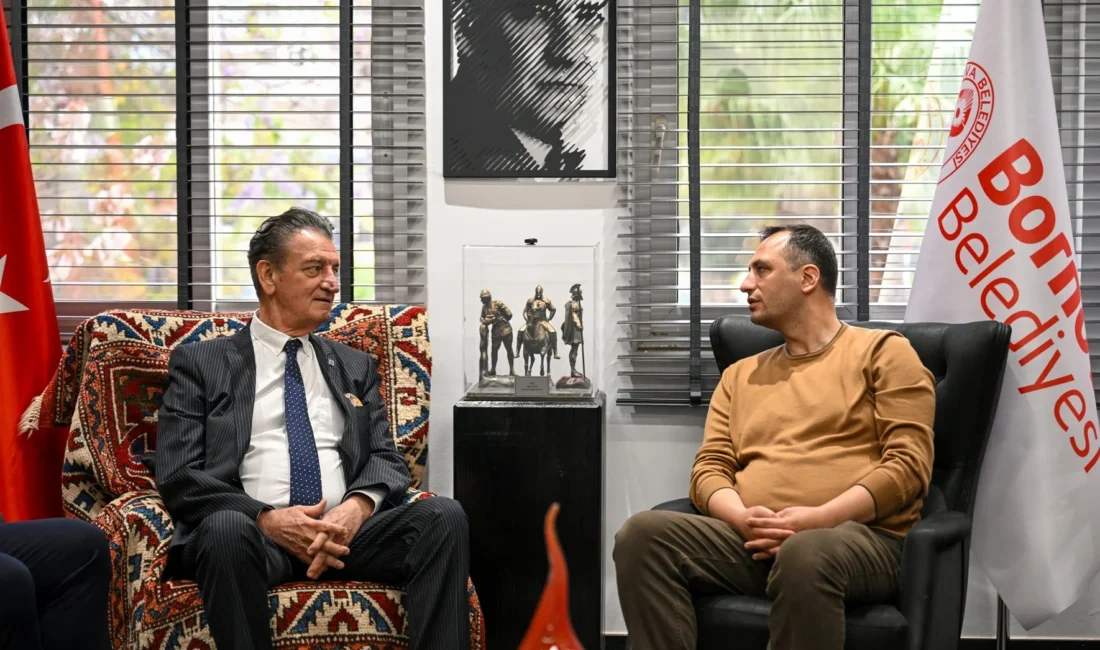 Atatürkçü Düşünce Derneği Genel Başkanı Mustafa Hüsnü Bozkurt ve beraberindeki