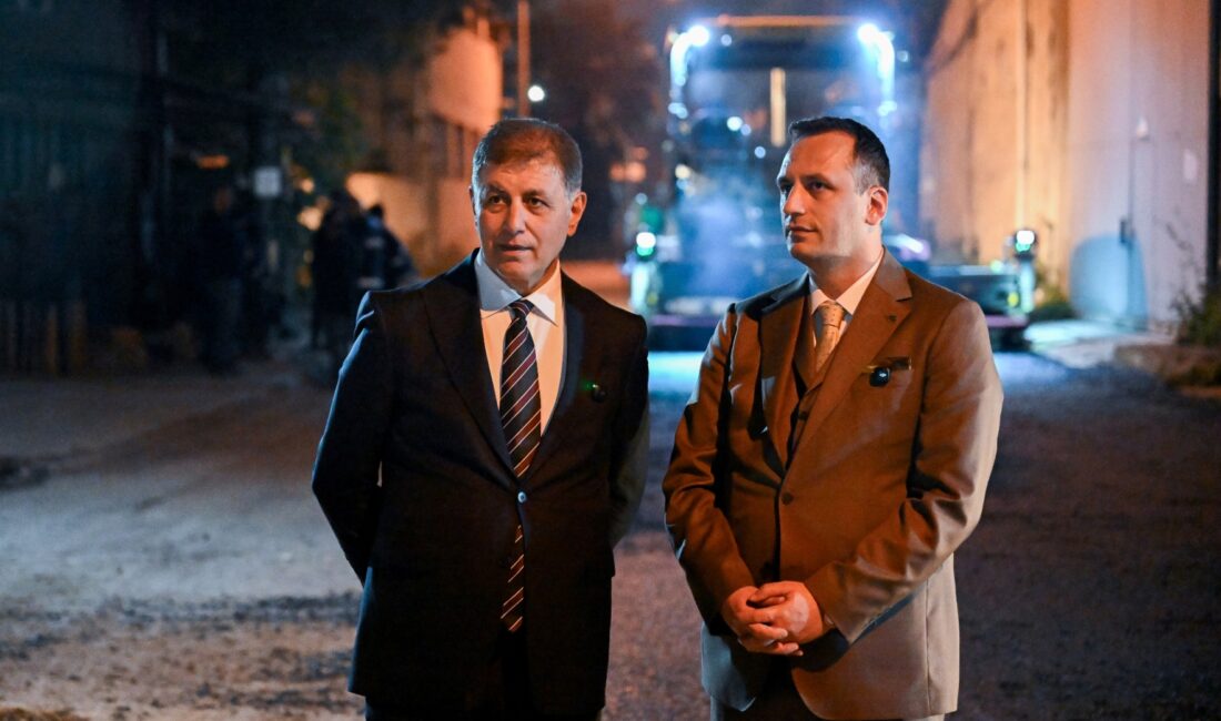 Bornova’da gece yarısı başlayan asfalt seriminde sürpriz konuklar! Başkan Cemil