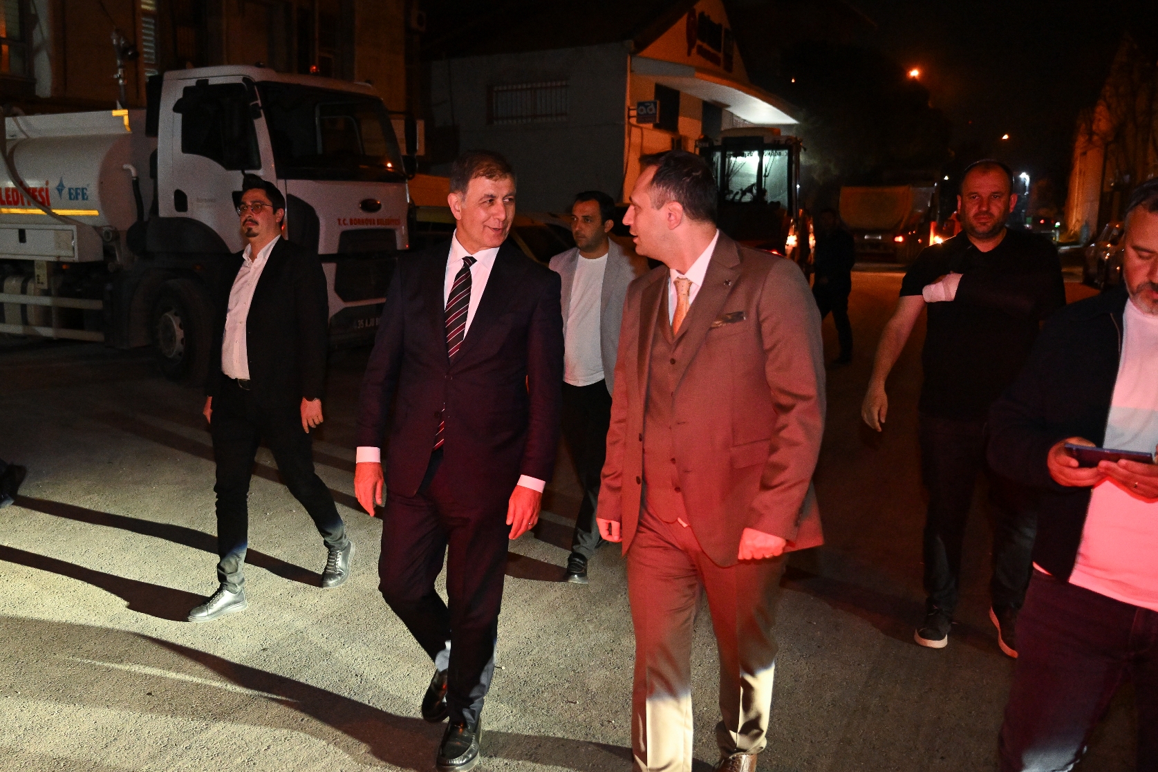 Sahada alın teri, tepside baklava: Tugay ve Eşki’den işçilere "tatlı" sürpriz!