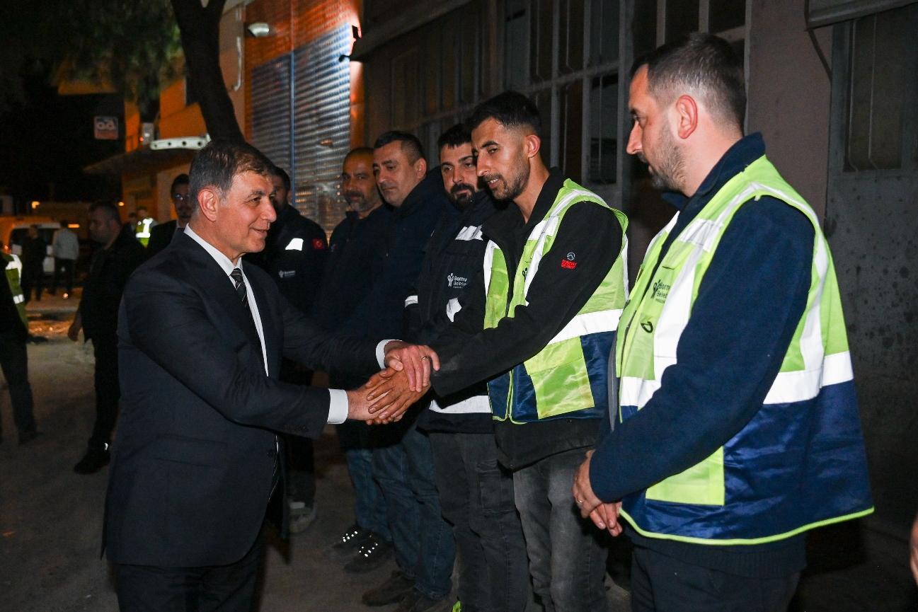 Sahada alın teri, tepside baklava: Tugay ve Eşki’den işçilere "tatlı" sürpriz!