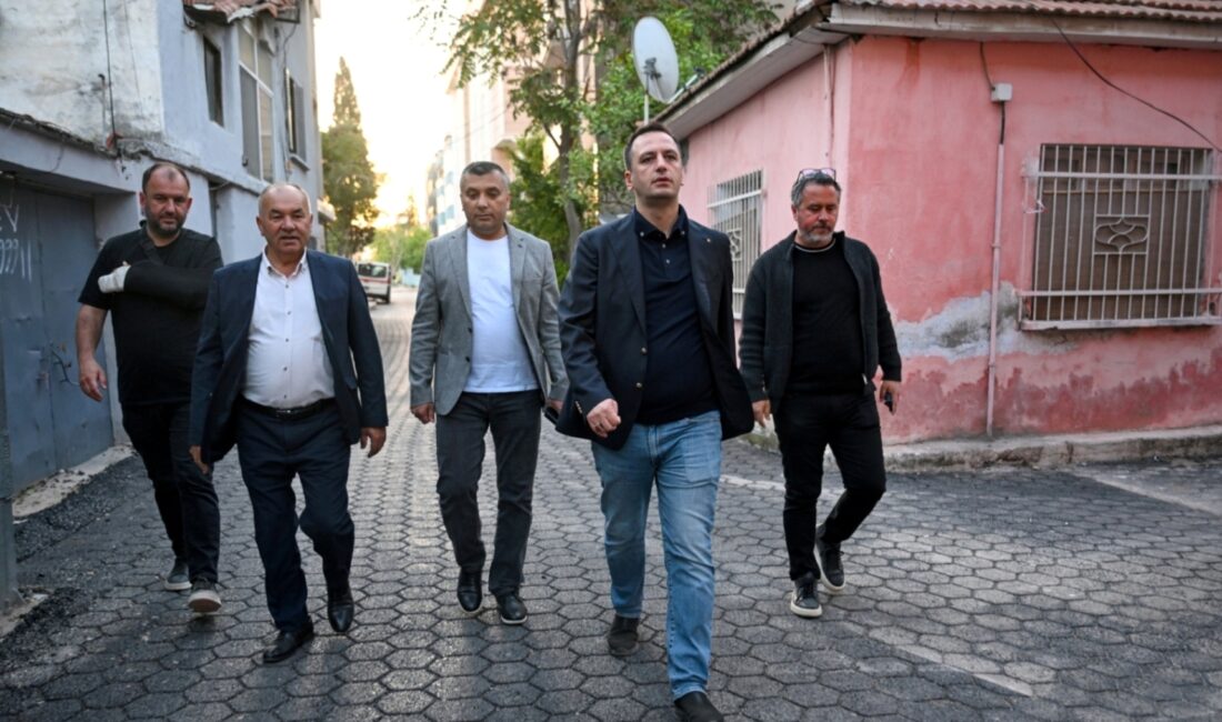 Bornova Belediye Başkanı Ömer Eşki, sabah mesaisine Egemenlik Mahallesi’nde başladı.