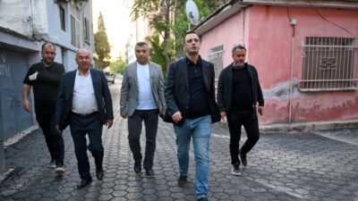 Bornova Belediye Başkanı Ömer Eşki, sabah mesaisine Egemenlik Mahallesi’nde başladı.