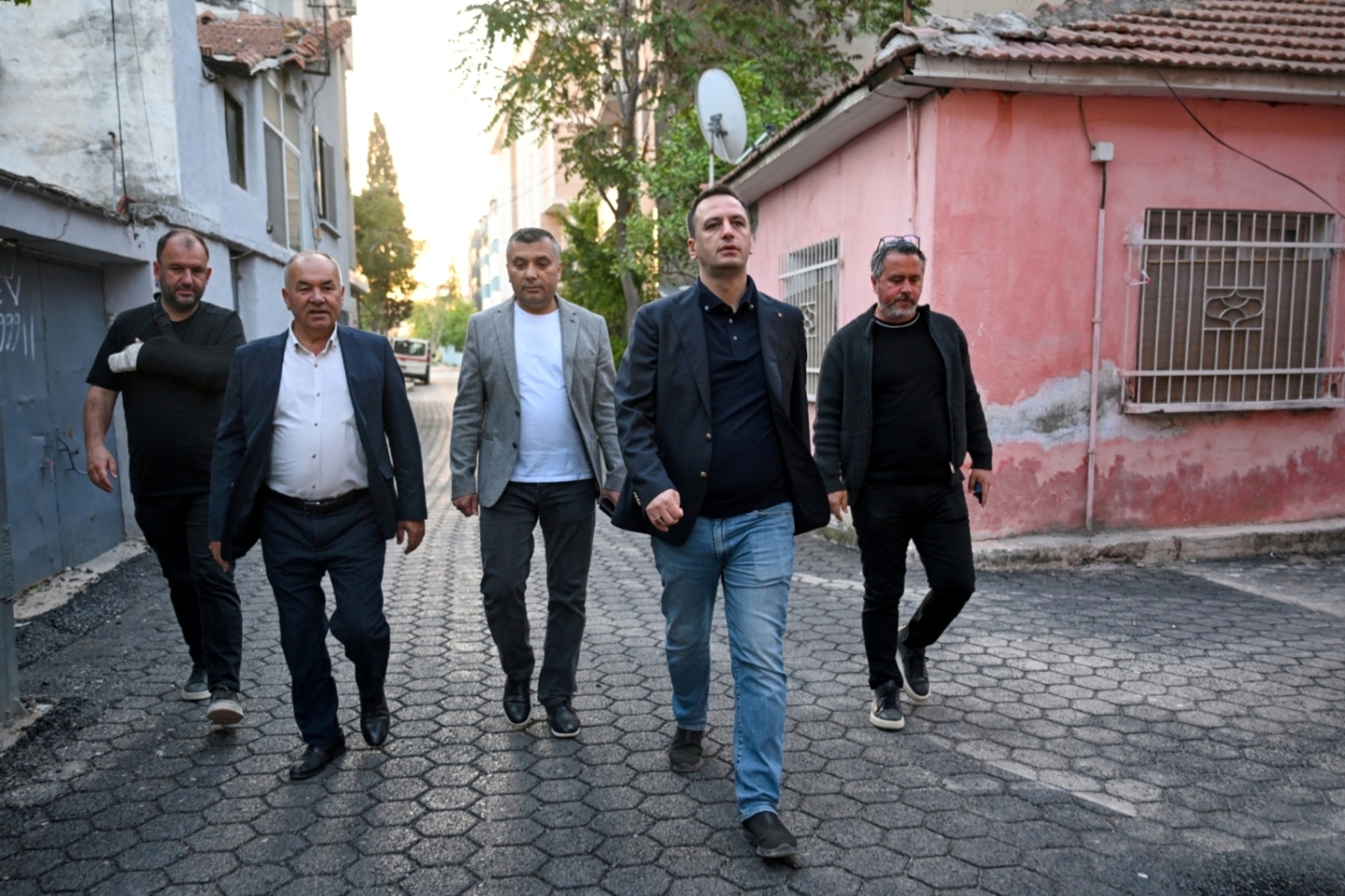 Bornova’da 'Desenli' dönem: Başkan Eşki ilk kazmayı Egemenlik’te vurdu!