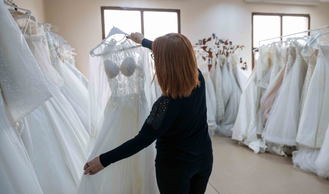 Bornova Belediyesi, ekonomik zorluk yaşayan genç çiftlere bağış gelinlikleri ücretsiz