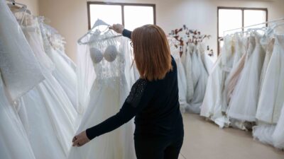 Bornova Belediyesi, ekonomik zorluk yaşayan genç çiftlere bağış gelinlikleri ücretsiz