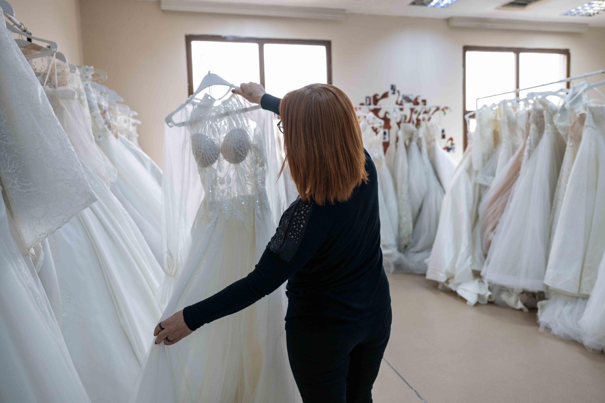 Mutluluğa atılan imzada Bornova desteği: Gelinlik hayalleri gerçeğe dönüşüyor