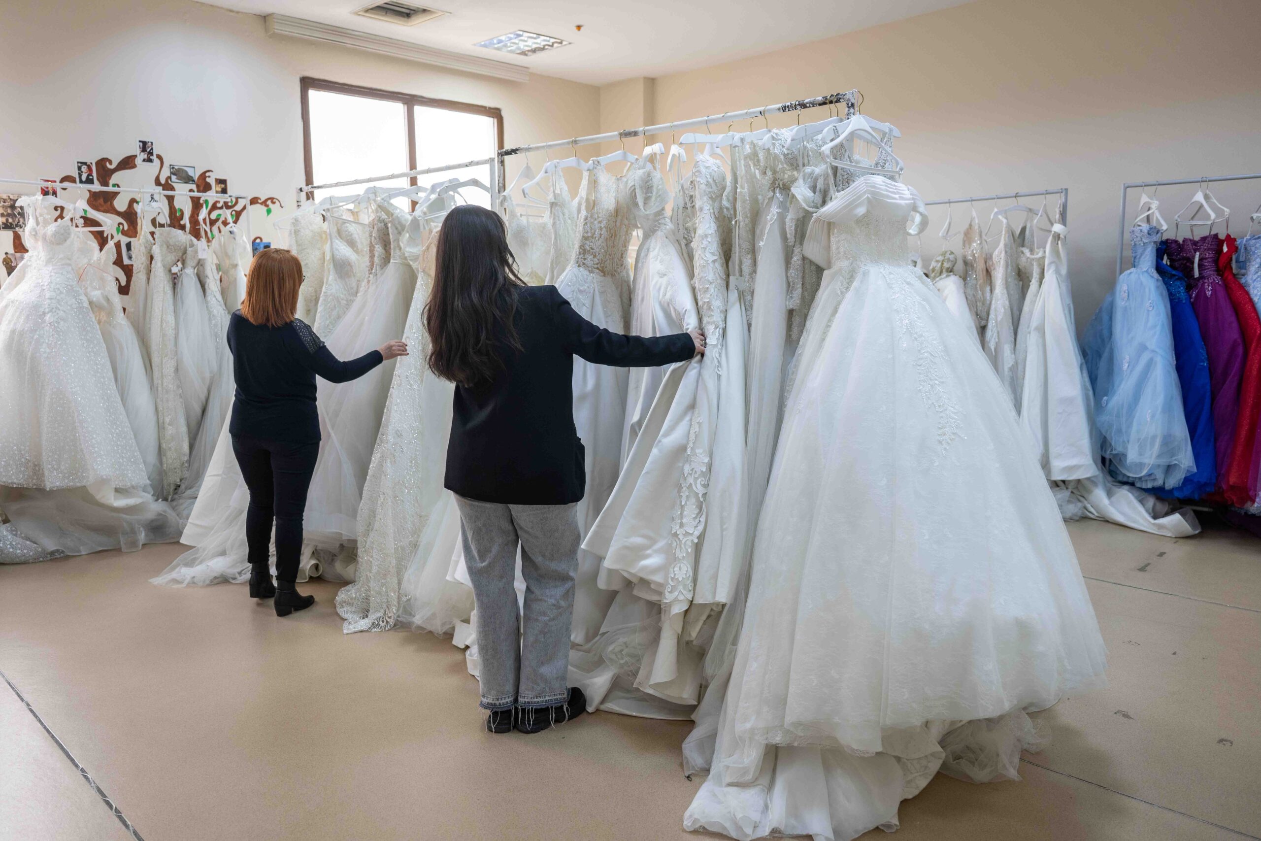 Mutluluğa atılan imzada Bornova desteği: Gelinlik hayalleri gerçeğe dönüşüyor 1 Mutluluğa atılan imzada Bornova desteği: Gelinlik hayalleri gerçeğe dönüşüyor