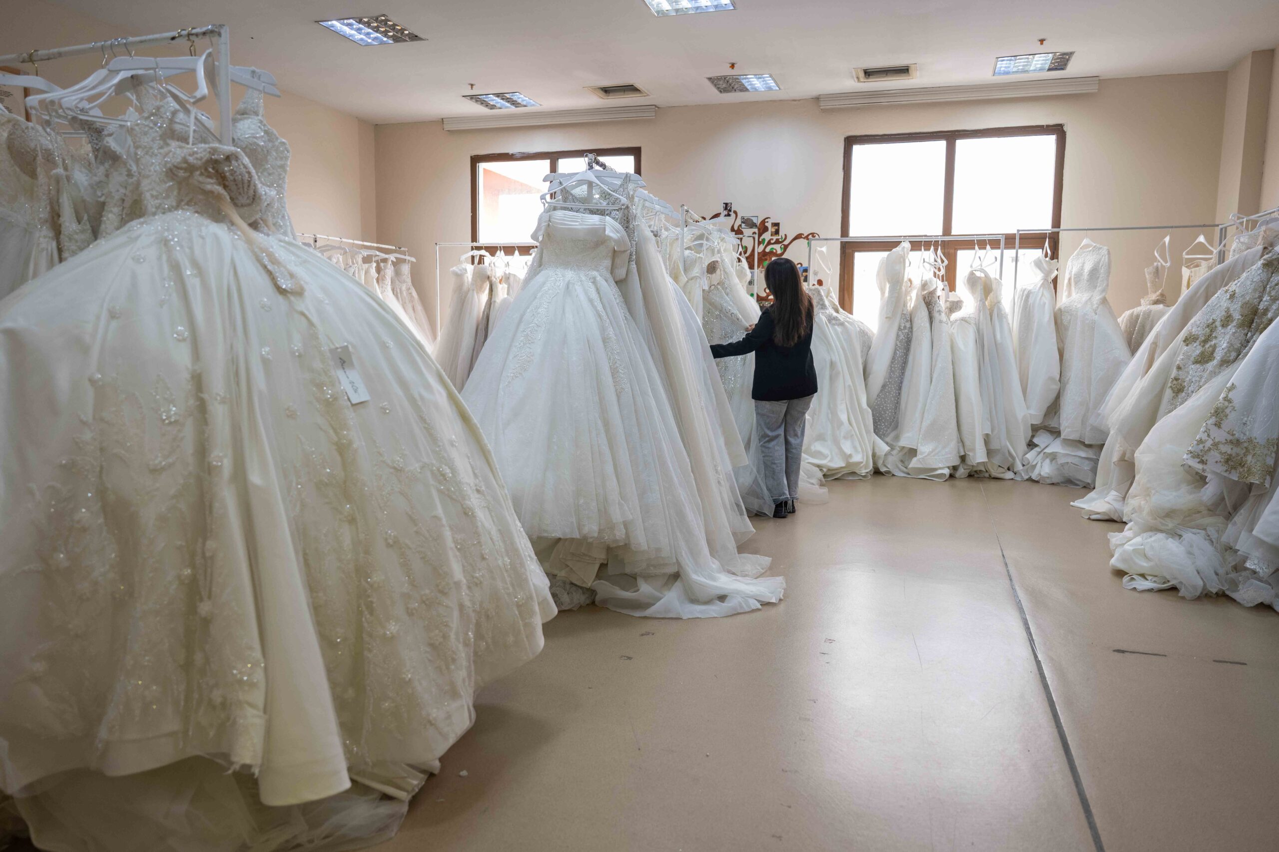 Mutluluğa atılan imzada Bornova desteği: Gelinlik hayalleri gerçeğe dönüşüyor 2 Mutluluğa atılan imzada Bornova desteği: Gelinlik hayalleri gerçeğe dönüşüyor