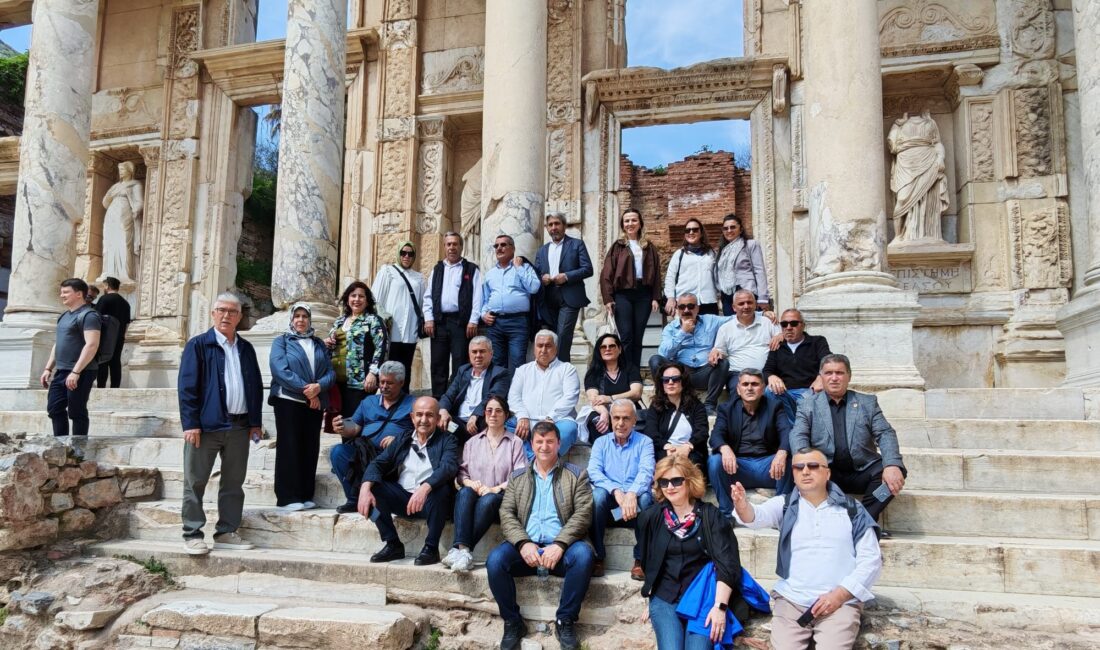 Bornova’daki kurumların iş birliğinde yürütülen Bornova Muhtarlar Akademisi kapsamında eğitimlerini tamamlayan muhtarlar