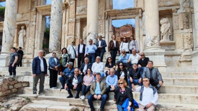 Bornova’daki kurumların iş birliğinde yürütülen Bornova Muhtarlar Akademisi kapsamında eğitimlerini tamamlayan muhtarlar