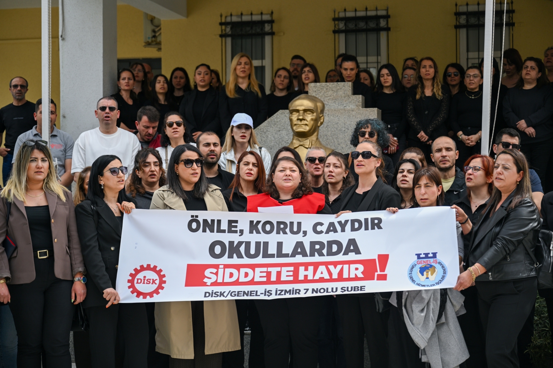 Bornova’dan okullarda şiddete karşı tek ses:  ‘Karanlığa teslim olmayacağız!’”