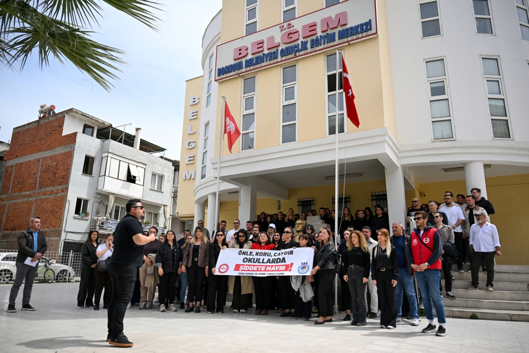 Bornova’dan okullarda şiddete karşı tek ses:  ‘Karanlığa teslim olmayacağız!’”
