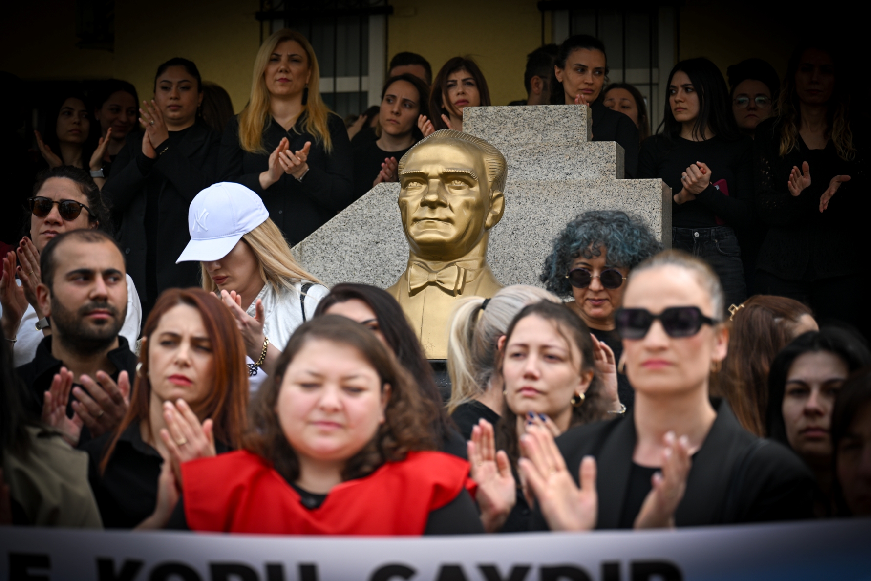 Bornova’dan okullarda şiddete karşı tek ses:  ‘Karanlığa teslim olmayacağız!’”