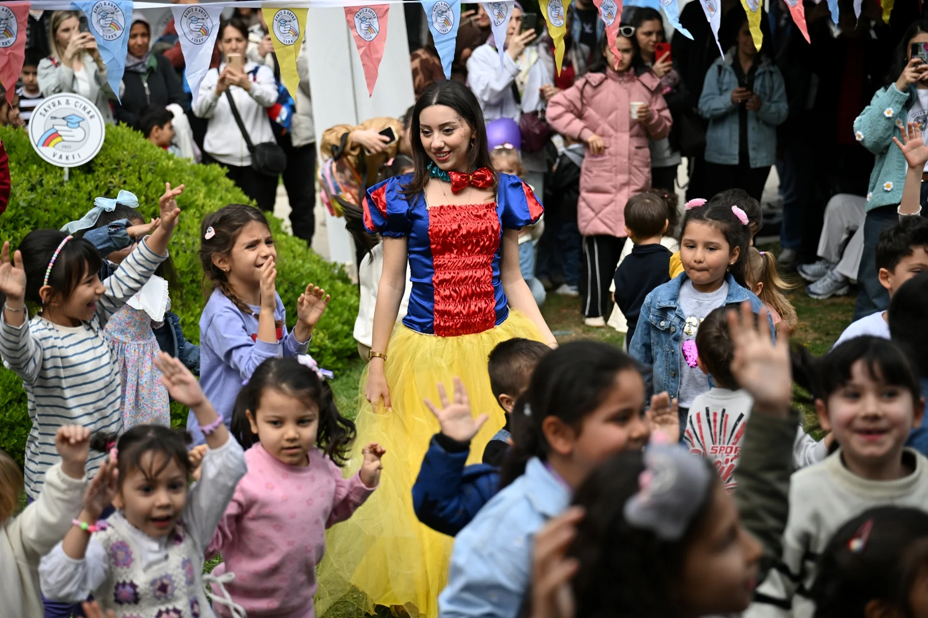 Bornova’da şenlik coşkusu: Sayra & Çınar’ın adı gülüşlerle yaşıyor