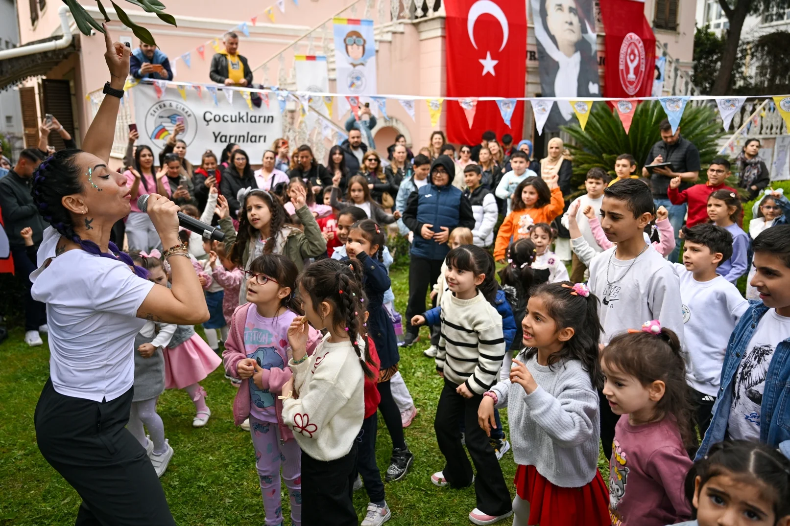 Bornova’da şenlik coşkusu: Sayra & Çınar’ın adı gülüşlerle yaşıyor 1 Bornova’da şenlik coşkusu: Sayra & Çınar’ın adı gülüşlerle yaşıyor