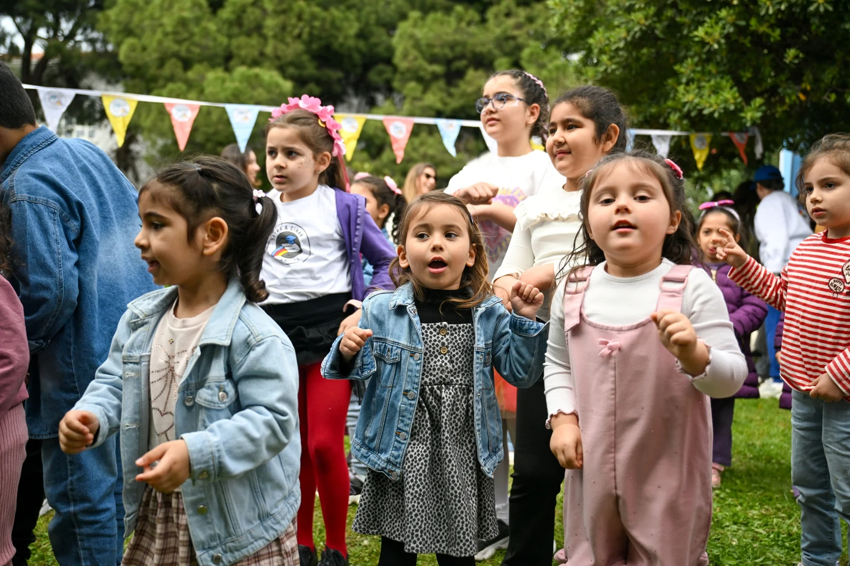 Bornova’da şenlik coşkusu: Sayra & Çınar’ın adı gülüşlerle yaşıyor 2 Bornova’da şenlik coşkusu: Sayra & Çınar’ın adı gülüşlerle yaşıyor