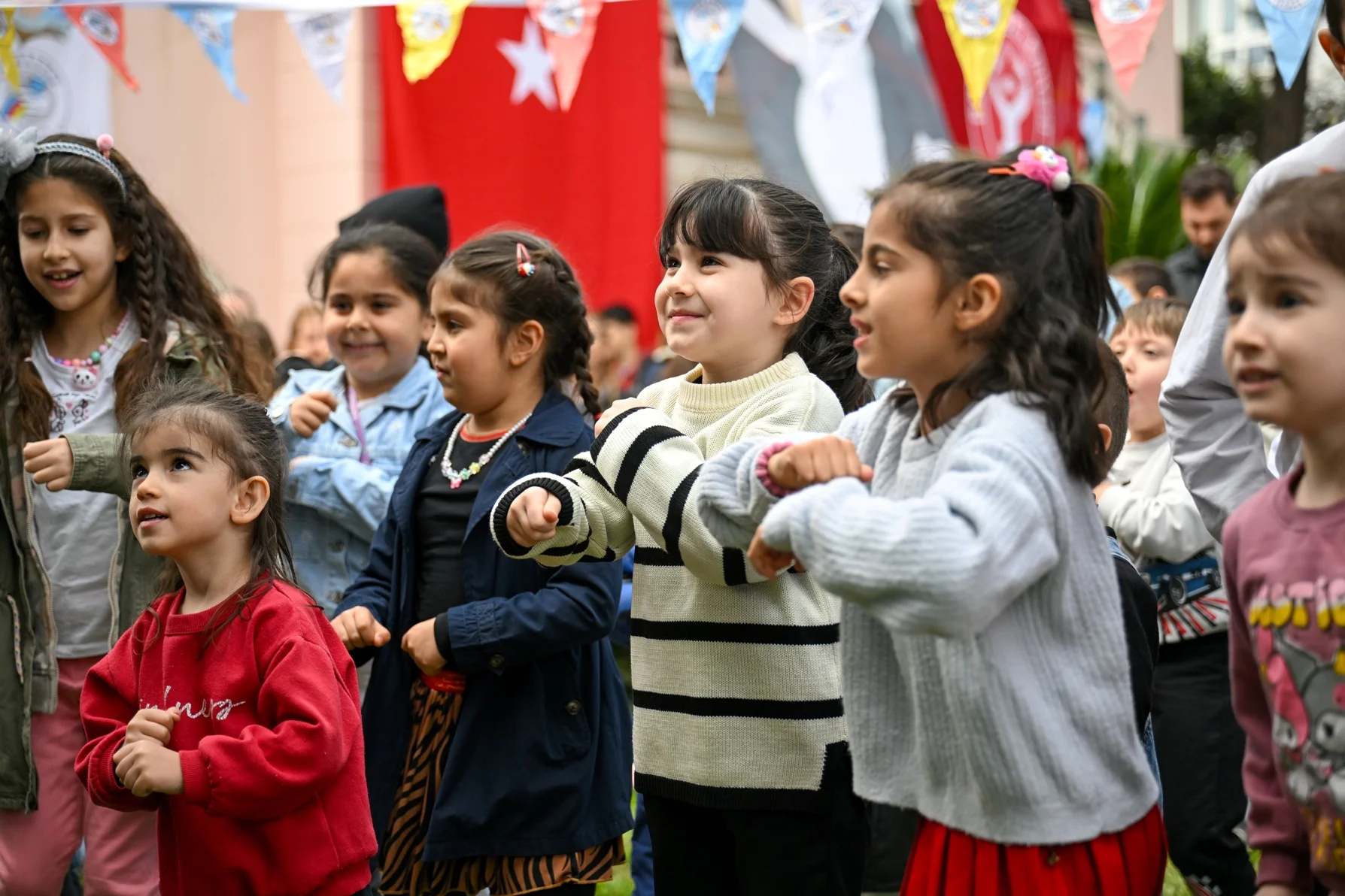 Bornova’da şenlik coşkusu: Sayra & Çınar’ın adı gülüşlerle yaşıyor 3 Bornova’da şenlik coşkusu: Sayra & Çınar’ın adı gülüşlerle yaşıyor