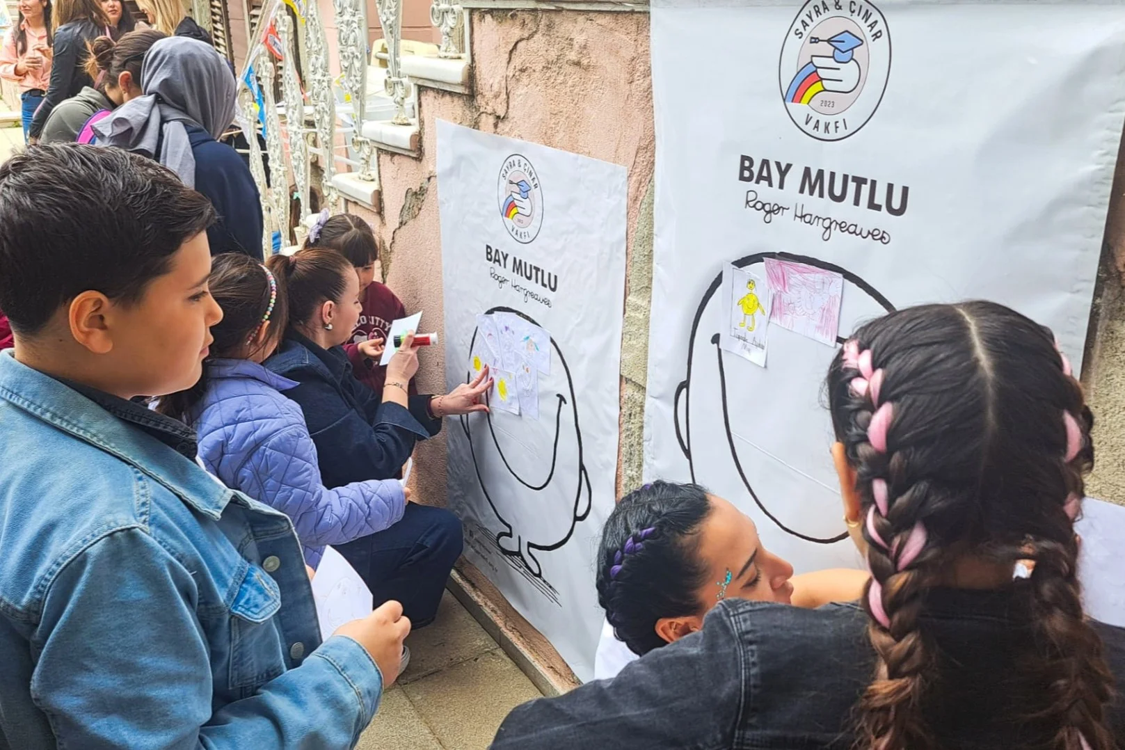 Bornova’da şenlik coşkusu: Sayra & Çınar’ın adı gülüşlerle yaşıyor 4 Bornova’da şenlik coşkusu: Sayra & Çınar’ın adı gülüşlerle yaşıyor