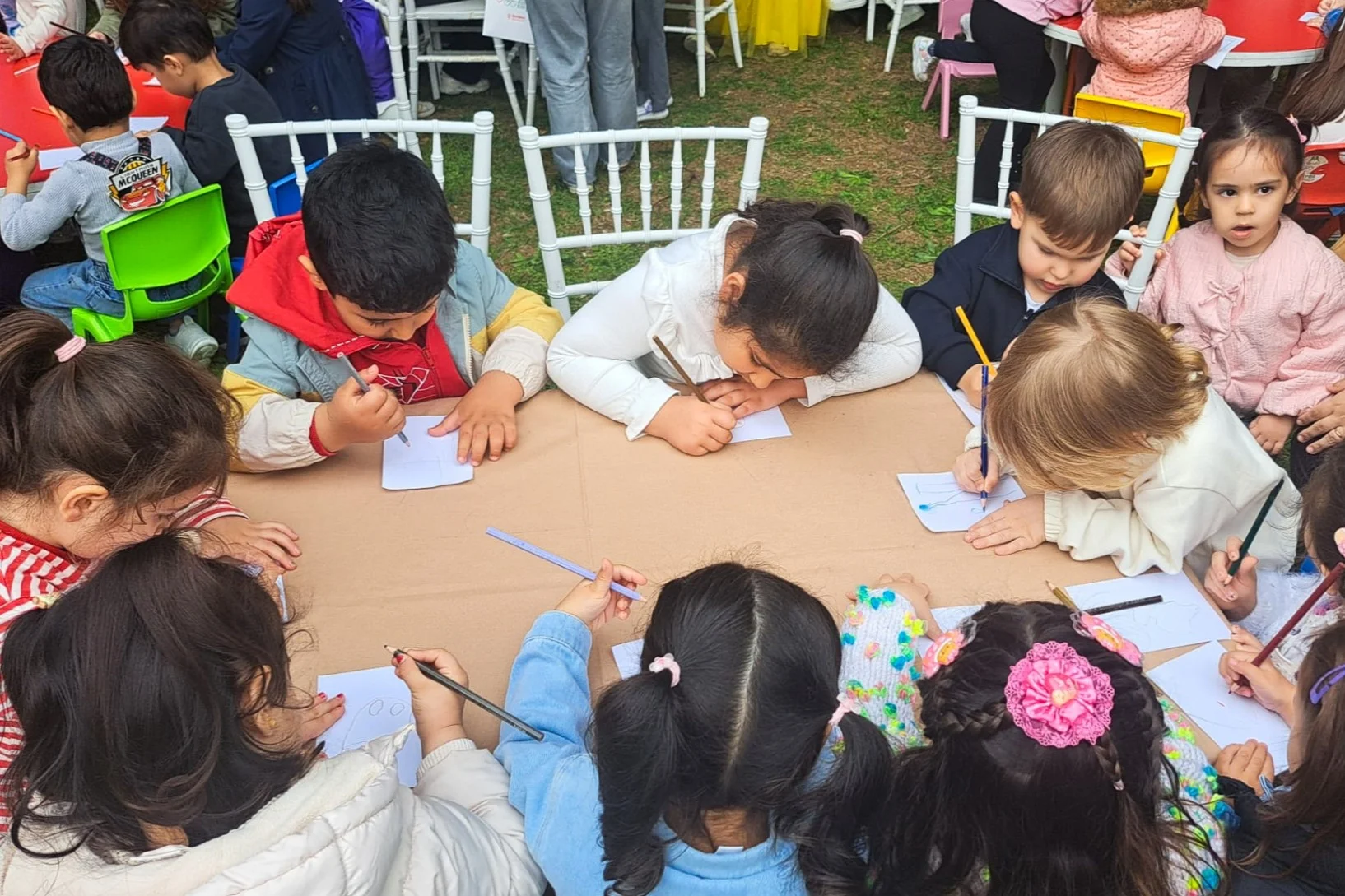 Bornova’da şenlik coşkusu: Sayra & Çınar’ın adı gülüşlerle yaşıyor 5 Bornova’da şenlik coşkusu: Sayra & Çınar’ın adı gülüşlerle yaşıyor