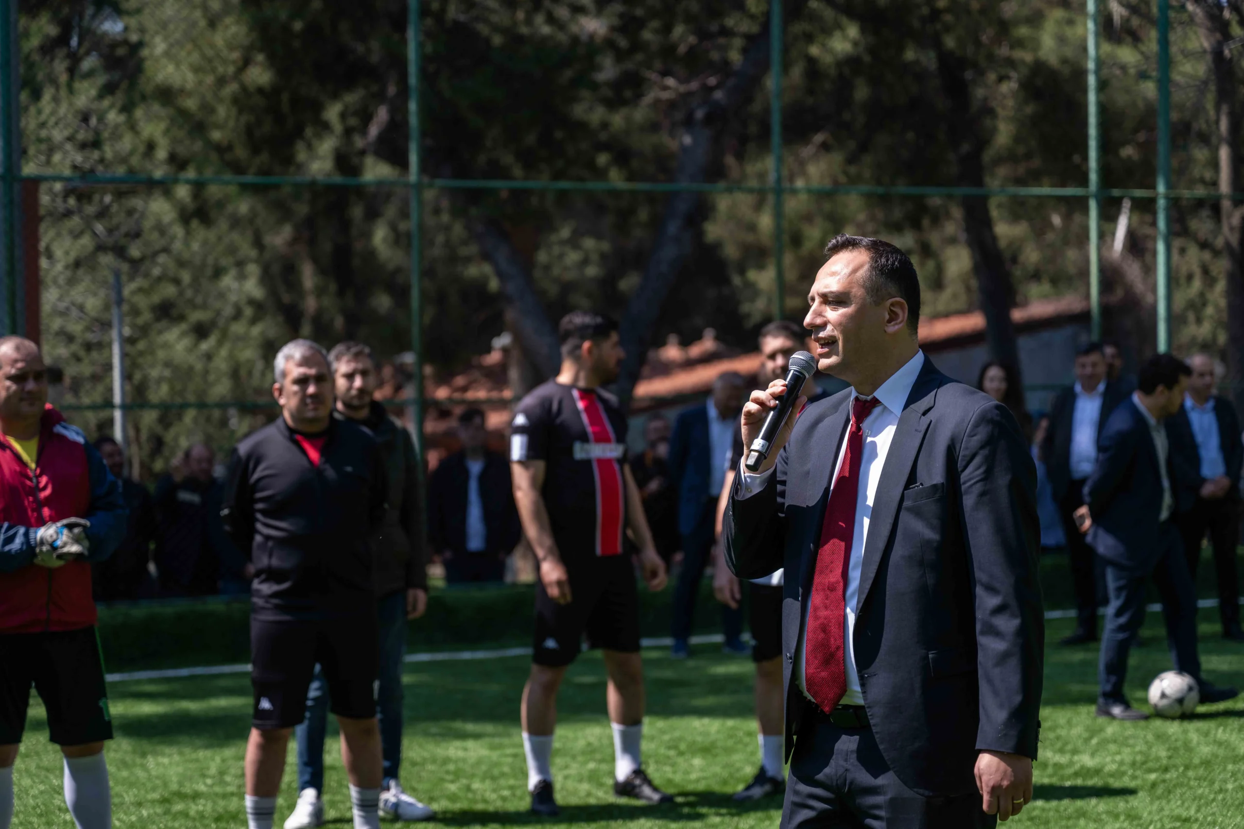 Bornova’da dev turnuva santra ile başladı: Başkan Ömer Eşki sahaya indi! 1 Bornova’da dev turnuva santra ile başladı: Başkan Ömer Eşki sahaya indi!