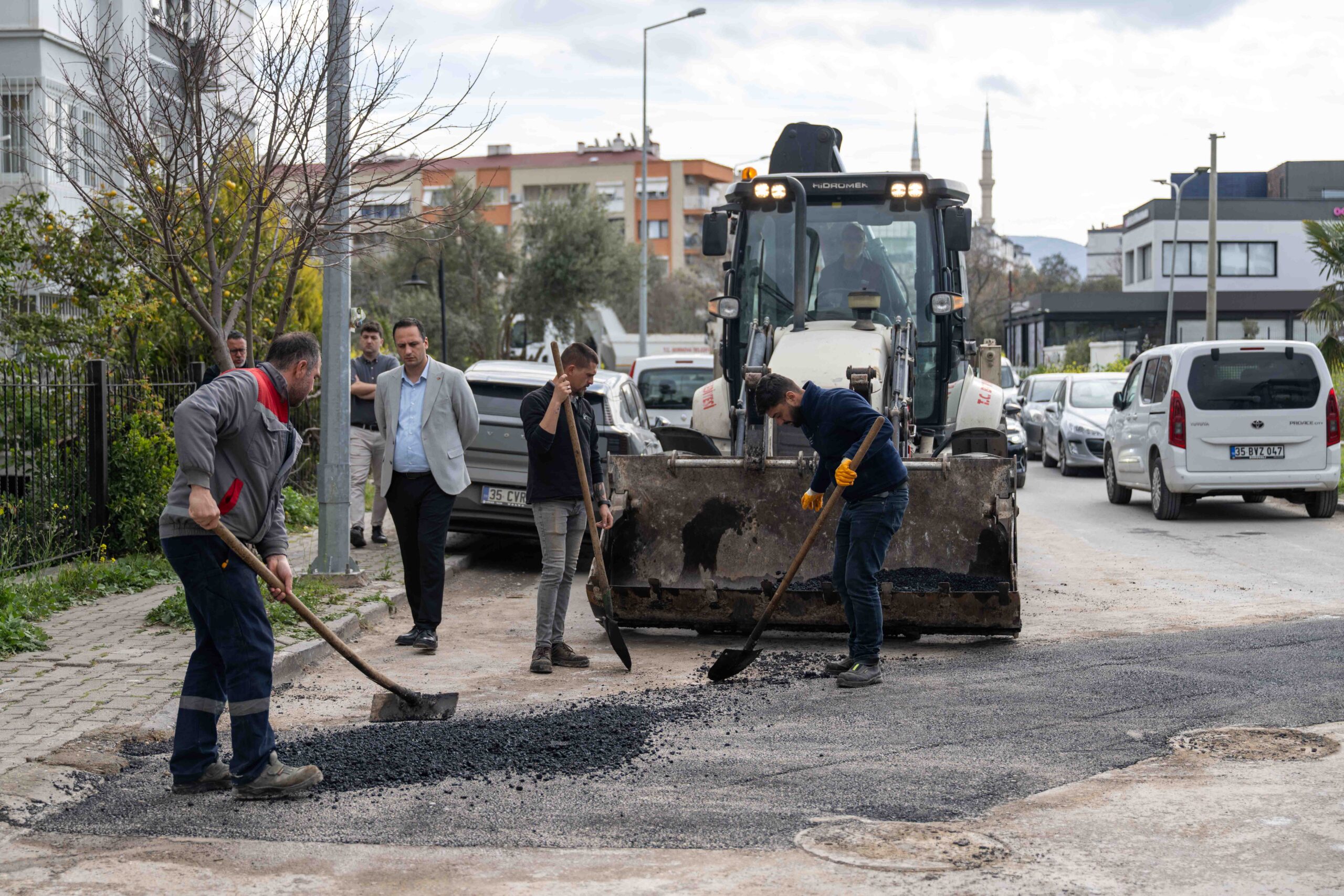 Bornova’da yol seferberliği: 90 günde 722 çukura müdahale