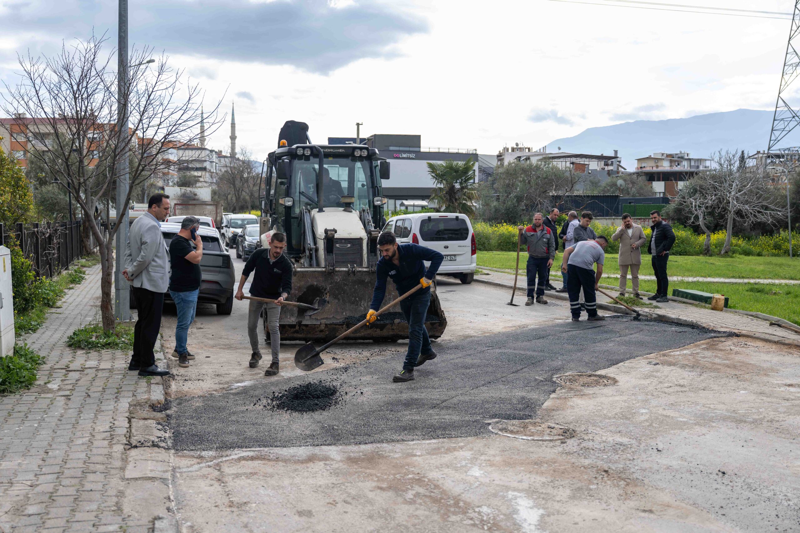Bornova’da yol seferberliği: 90 günde 722 çukura müdahale