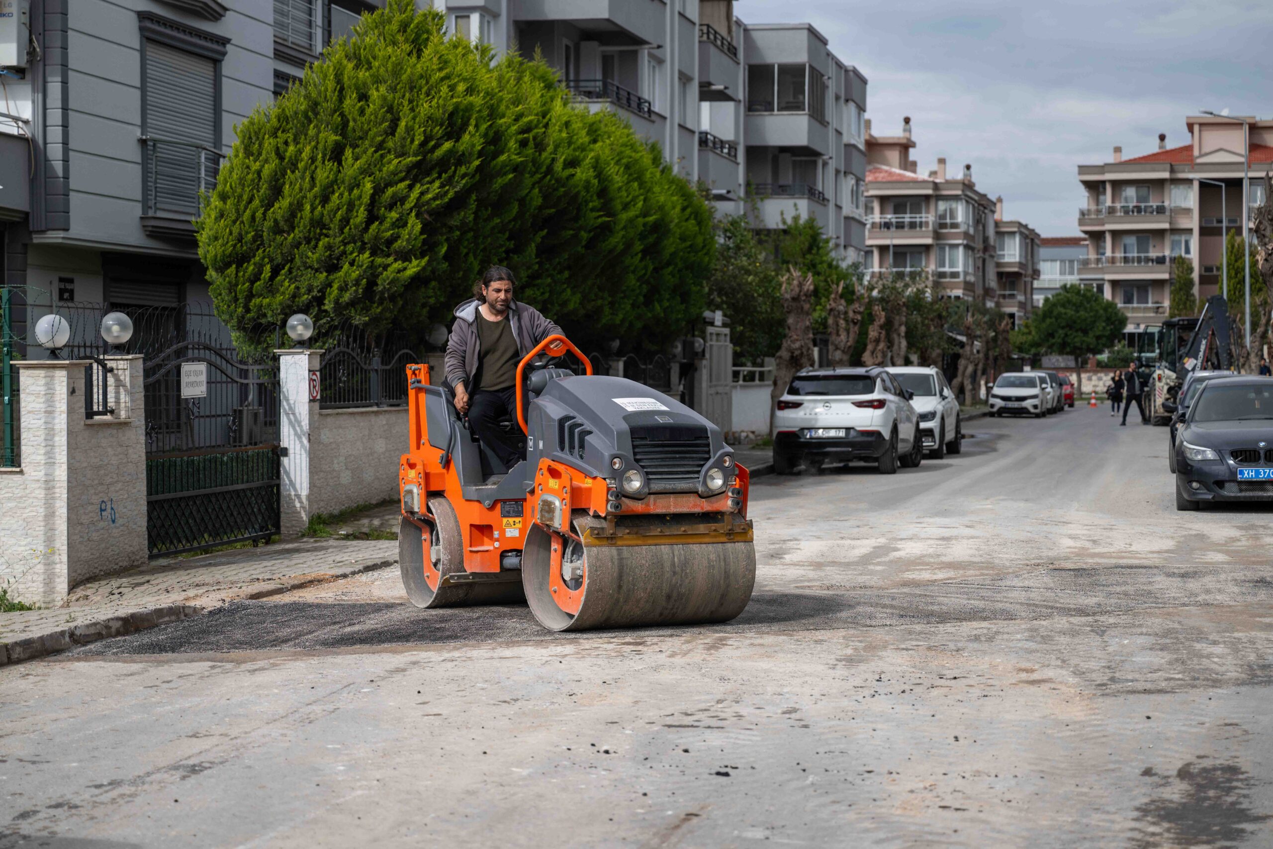 Bornova’da yol seferberliği: 90 günde 722 çukura müdahale
