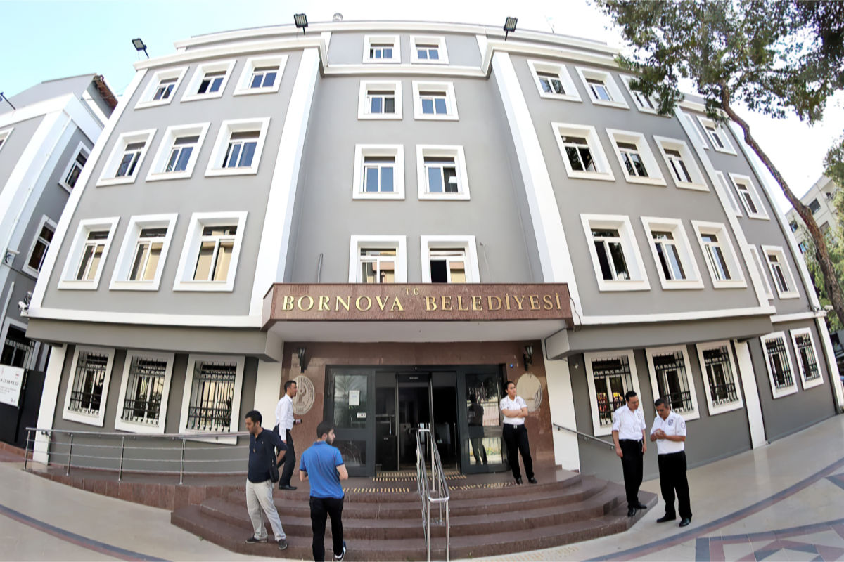 İstanbul merkezli yürütülen rüşvet operasyonu kapsamında tutuklanan ve görevden uzaklaştırılan